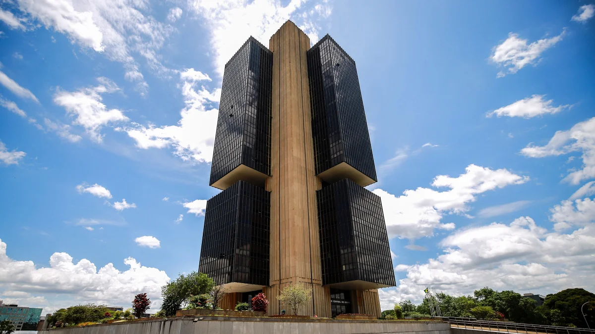 BC sobe para 90% chance de inflação furar o teto da meta em 2026