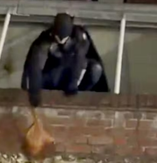 Homem vestido de Batman persegue ladrão e recupera bolsa roubada na Inglaterra Foto: Reprodução