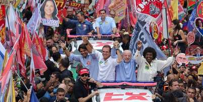 O presidente Lula em carreata com Eduardo Paes, Benedita da Silva e Pedro Paulo, em S&atilde;o Gon&ccedil;alo, Rio de Janeiro. Foto: Pedro Kirilos/Estad&atilde;o / Estad&atilde;o