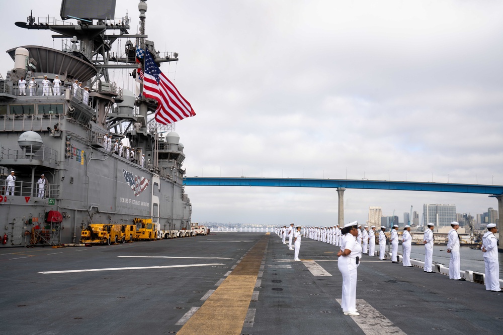 Imagem relacionada à notícia: USS America completa a mudança do porto de origem para San Diego