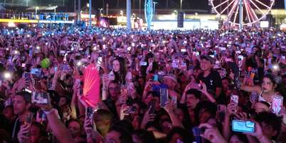 Fãs acompanharam o show do Stray Kids no Rock in Rio com os celulares em riste Foto: Pedro Kirilos/Estadão / Estadão