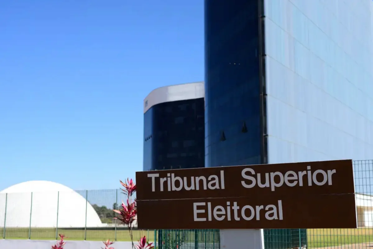 PT aciona TSE contra propaganda de Flávio que chama Lula de pai do Tigrinho