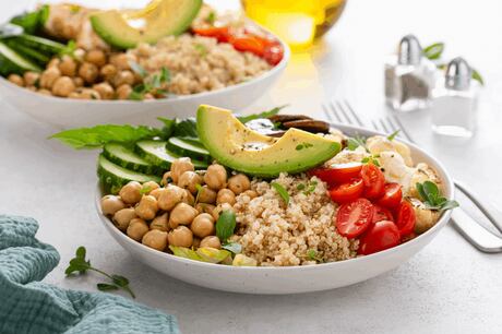 Saladas proteicas para o almoço: 5 receitas saudáveis e ricas em proteínas para aumentar a saciedade