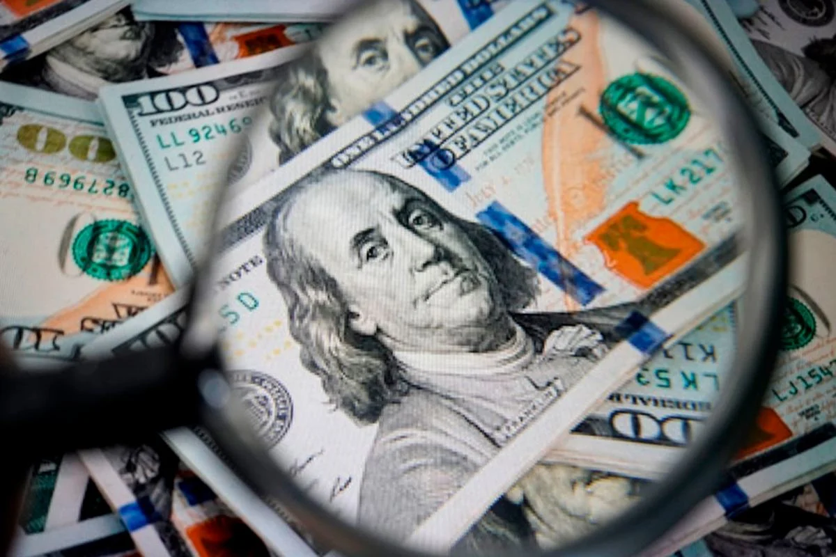 Dólar mantém-se estável com recuo do petróleo e apesar de alta do IPCA-15