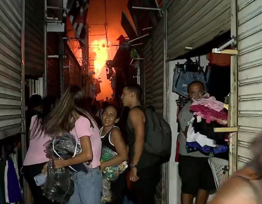 Comerciantes do Centro Comercial de Passagem, em João Pessoa, seguem sem energia após incêndio