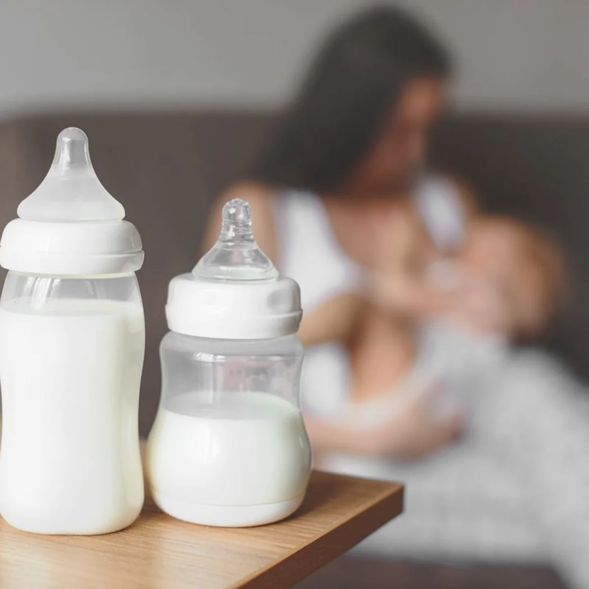 Mães polemizam ao fazer receitas de bolo e milk-shake usando leite materno