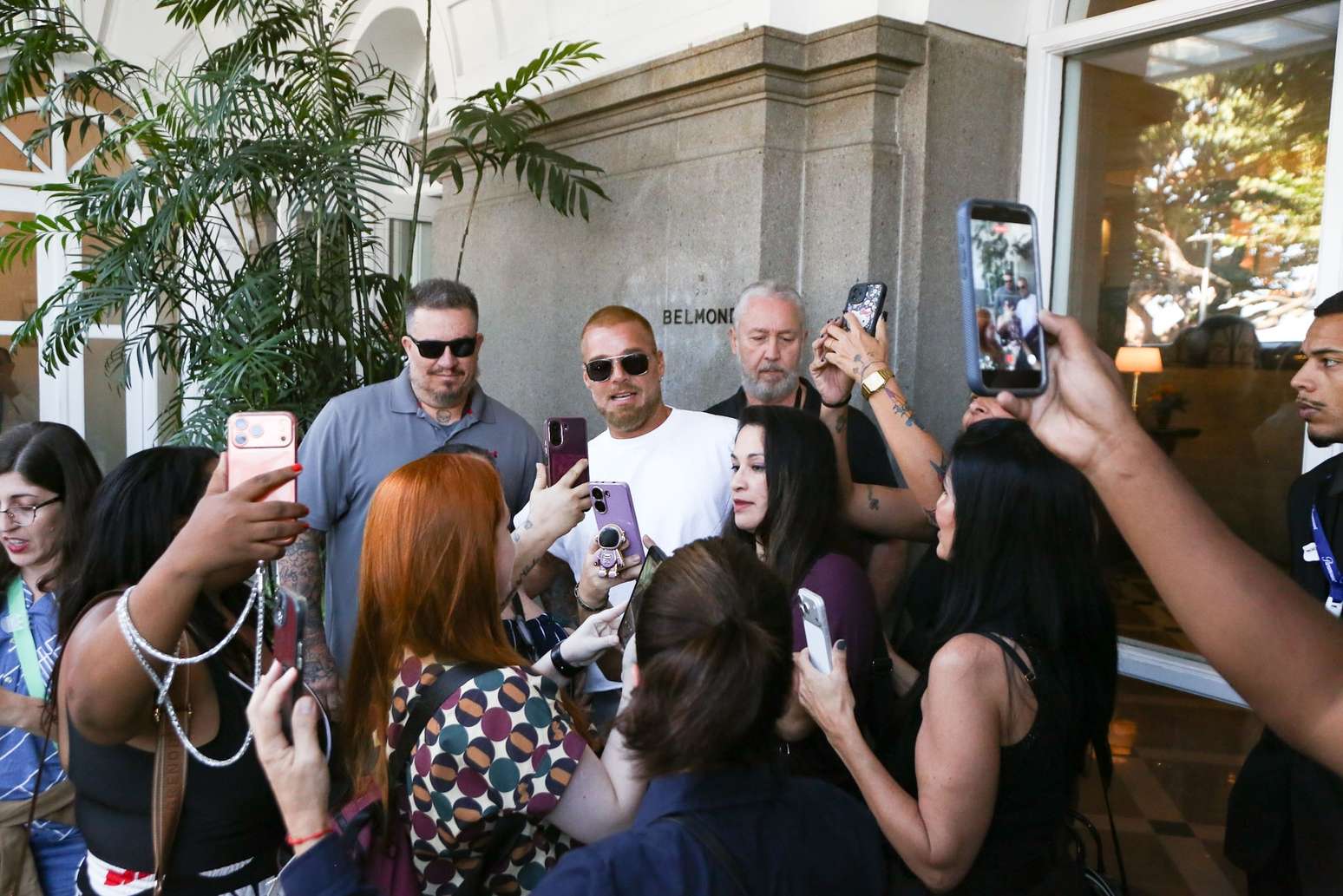 Ricky Martin recebe carinho de f&atilde;s na porta do Copacabana Palace