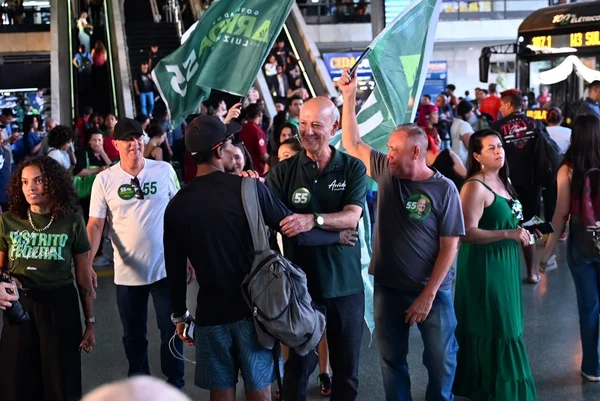 Inelegível, Arruda gastou R$ 1,3 milhão com militância durante campanha - destaque galeria