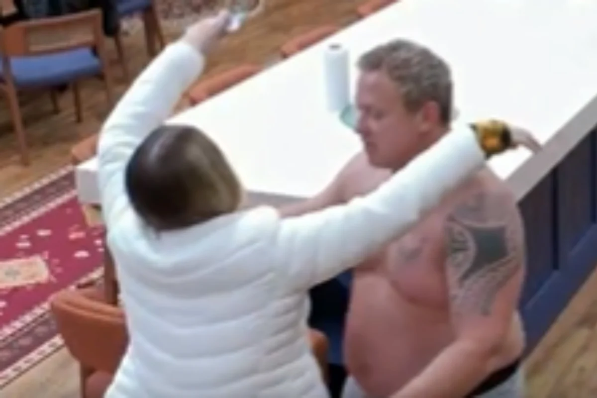 A Fazenda mostra abraço de Sérgio e Bruna que gerou acusação de assédio