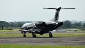 Legacy 650: conheça o jato de Vorcaro usado por Flávio Bolsonaro e Moraes