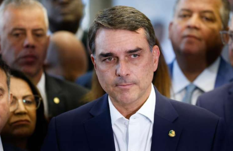 Flávio Bolsonaro viajou em jato de Vorcaro usado por Moraes, diz revista