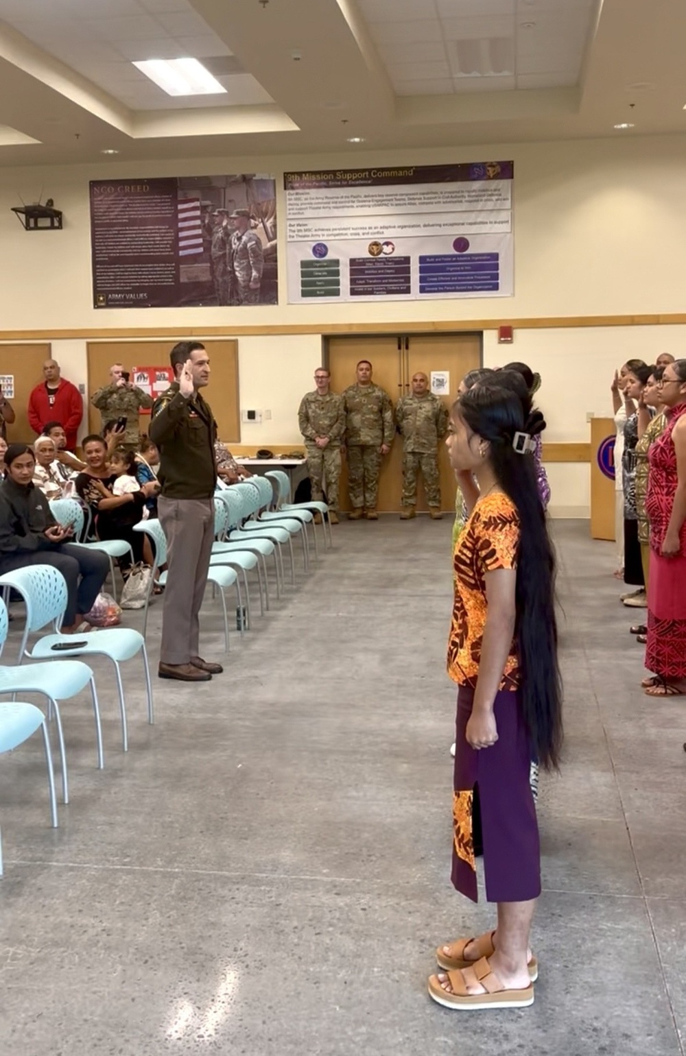 Imagem relacionada à notícia: Exército se alista 33 Pessoas em cerimônia de juramento de soldados em massa em Samoa Americana