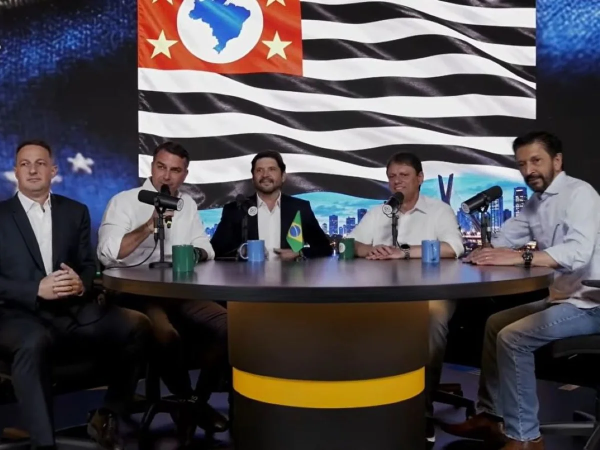 Tarcísio faz live com Flávio e diz que “antipetismo” aparecerá na urna