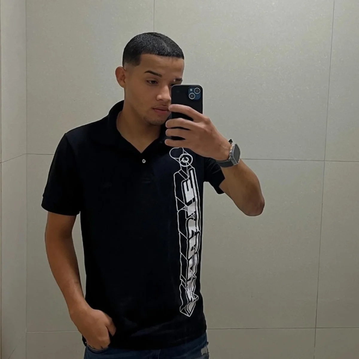 Jovem que teve perna amputada após corte com linha de pipa recebe alta
