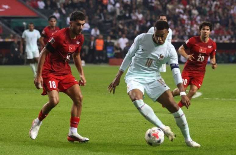 Mbappé é cortado pela França por lesão no joelho