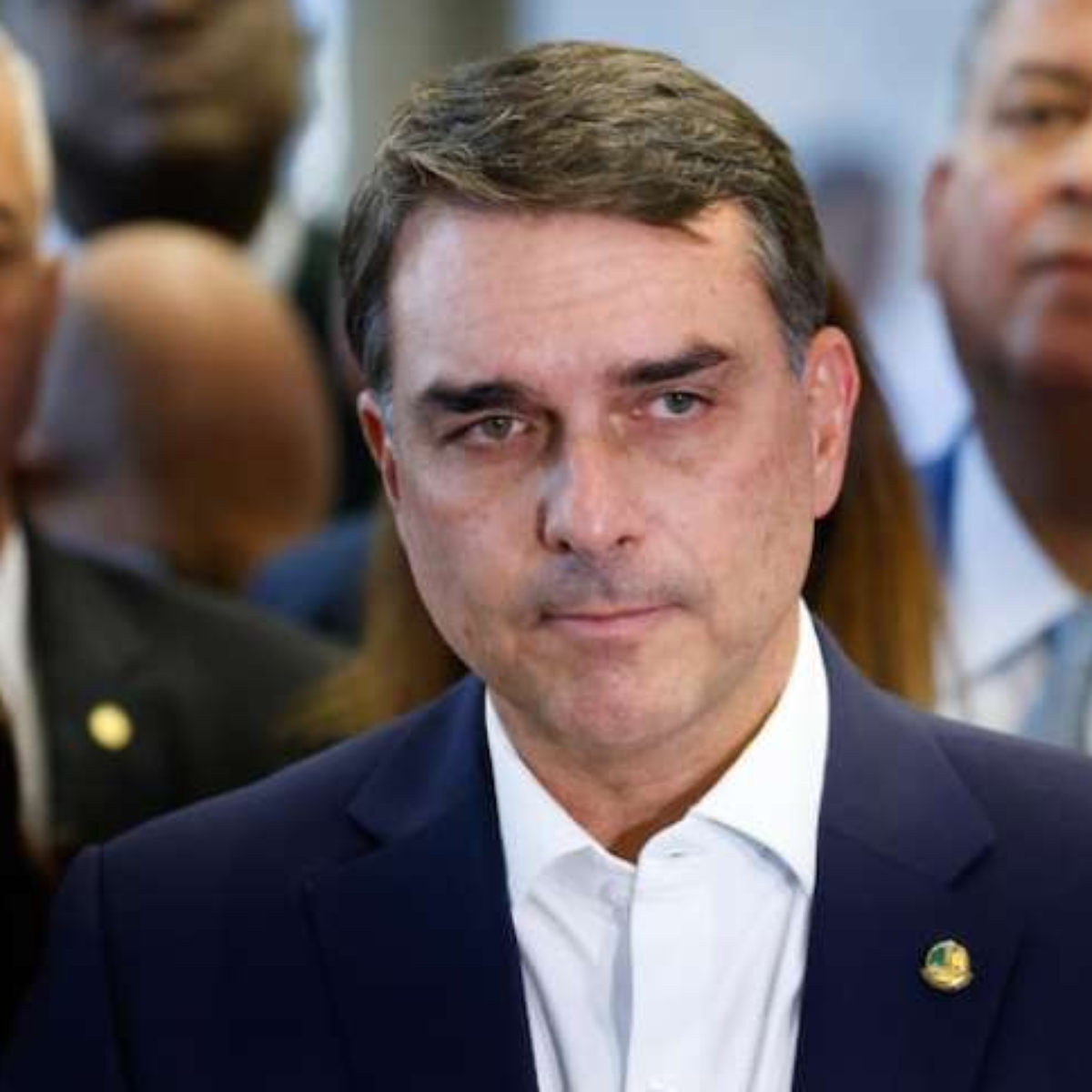Flávio Bolsonaro viajou em jato de Vorcaro usado por Moraes, diz revista
