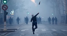 Milhares de manifestantes vão às ruas de Paris após Justiça suspender proibição de protestos