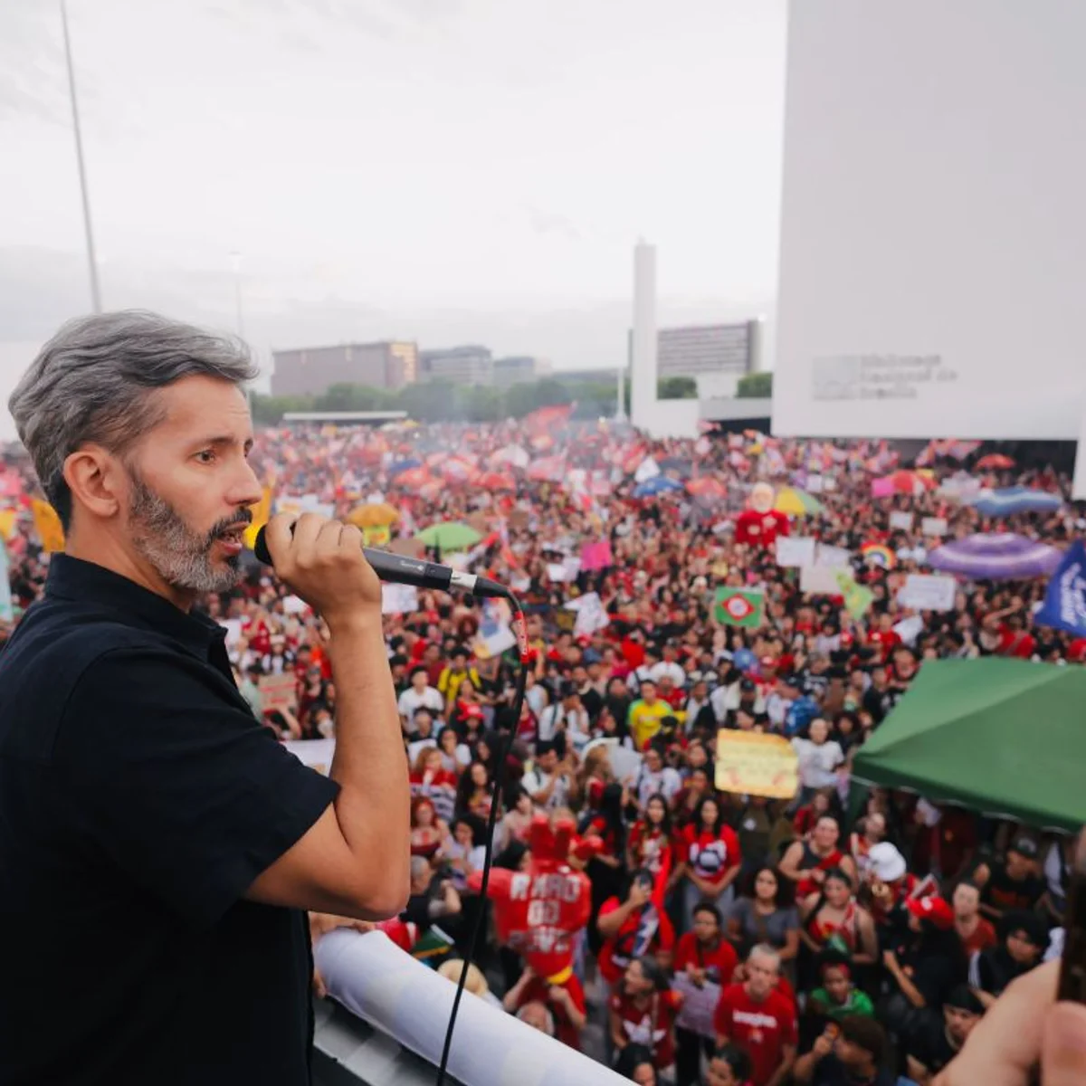 Grass quer aproveitar embalo de manifestação na Esplanada para virar votos