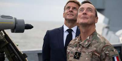 O presidente franc&ecirc;s, Emmanuel Macron, assistiu nesta ter&ccedil;a-feira (6) ao disparo de um m&iacute;ssil intercontinental a partir de uma fragata da Marinha do pa&iacute;s na regi&atilde;o do Finist&egrave;re, no noroeste da Fran&ccedil;a. Foto: AFP - BENJAMIN PAPIN / RFI