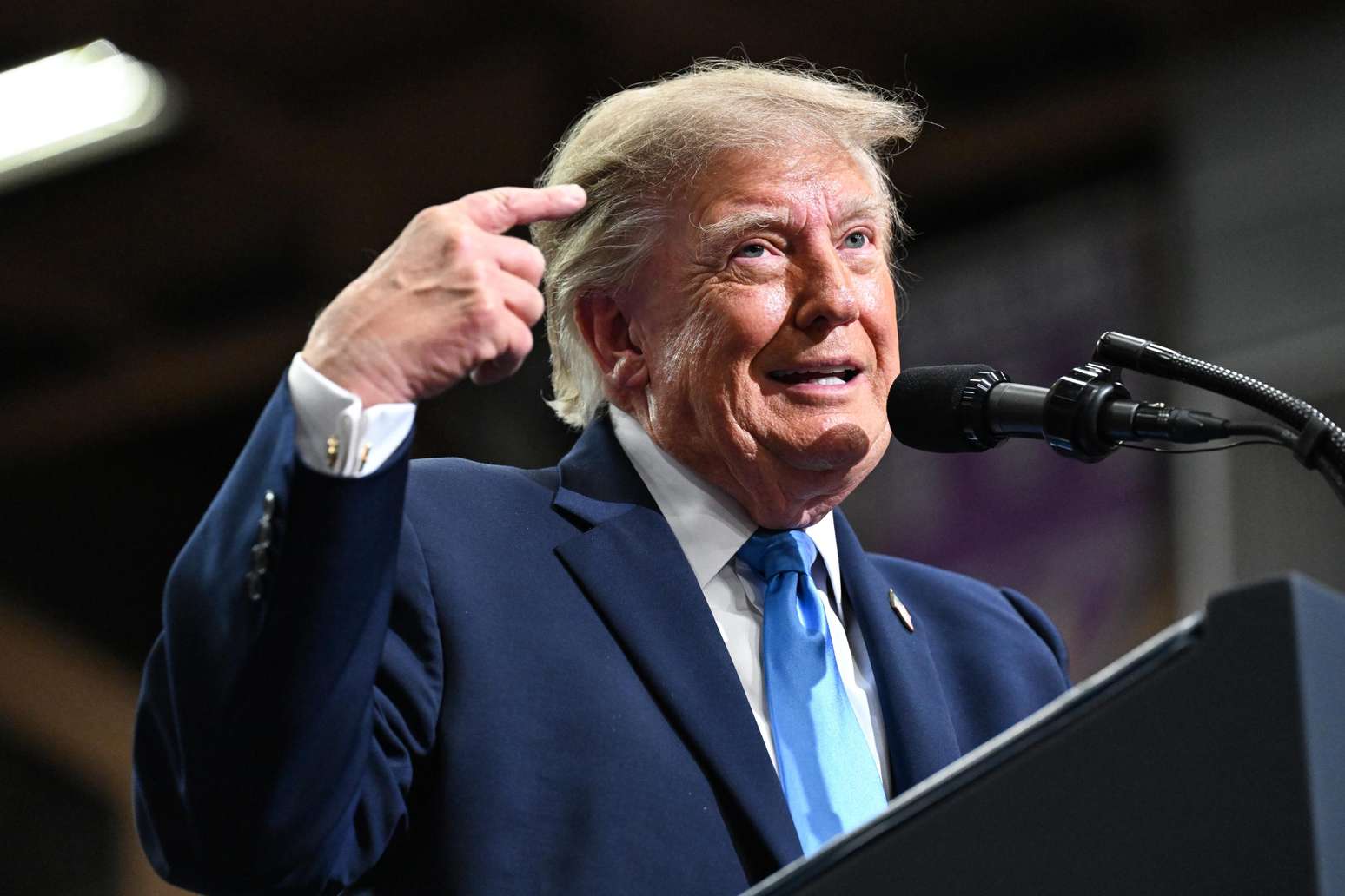 O presidente dos EUA, Donald Trump, discursa no palco do Centro de Atividades Estudantis Butler-Vandalia durante um com&iacute;cio de campanha em 3 de outubro de 2026 em Vandalia, Ohio. Trump est&aacute; viajando pelos EUA nas &uacute;ltimas semanas antes das elei&ccedil;&otilde;es de meio de mandato para fazer campanha para candidatos republicanos.
