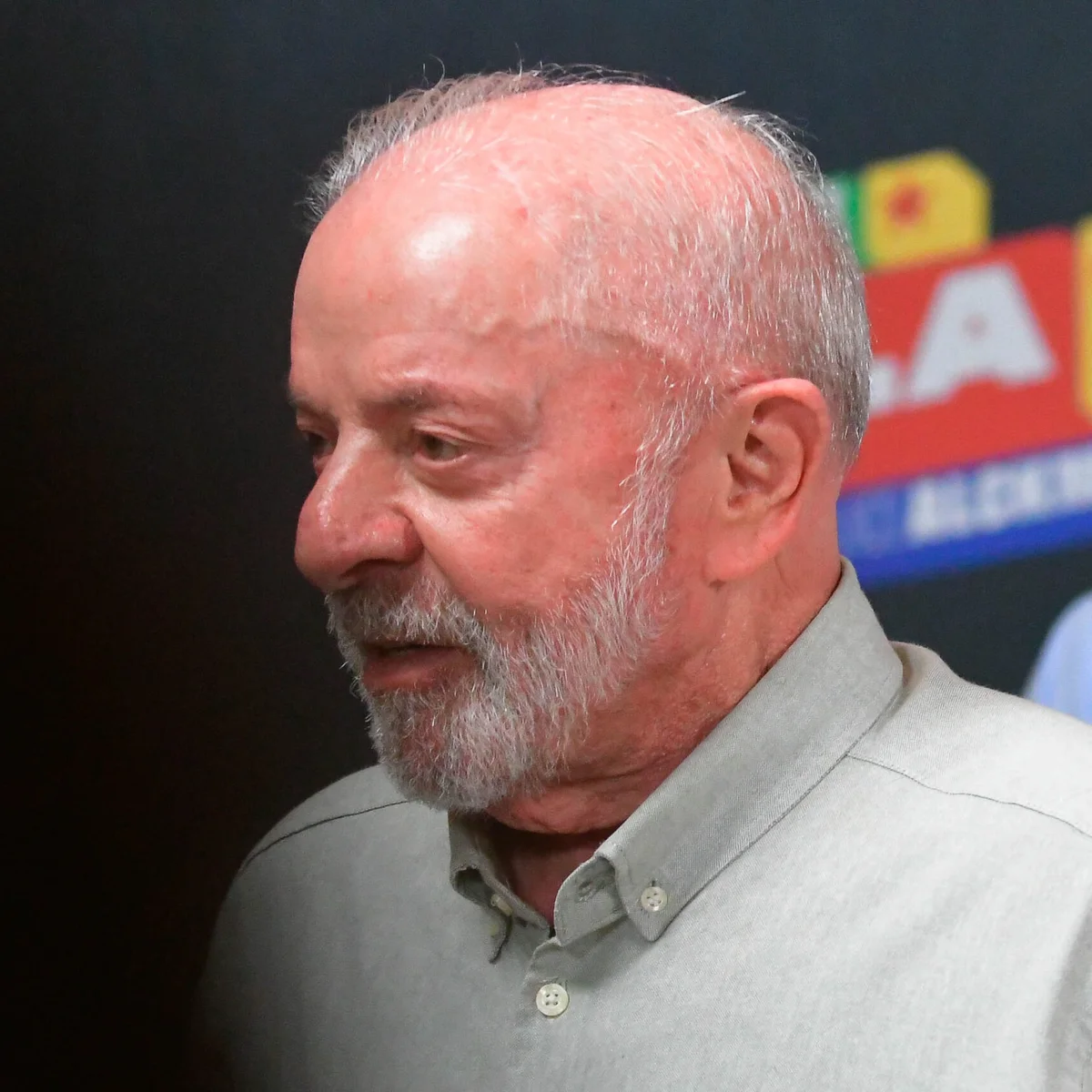 Lula faz novo ataque a Flávio: "Defendam o Brasil da família Bolsonaro"