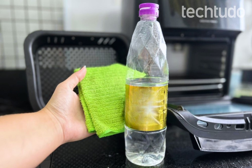 Vinagre com água morna também pode ser uma alternativa para limpar a air fryer engordurada; veja teste — Foto: Letícia Rosa/TechTudo