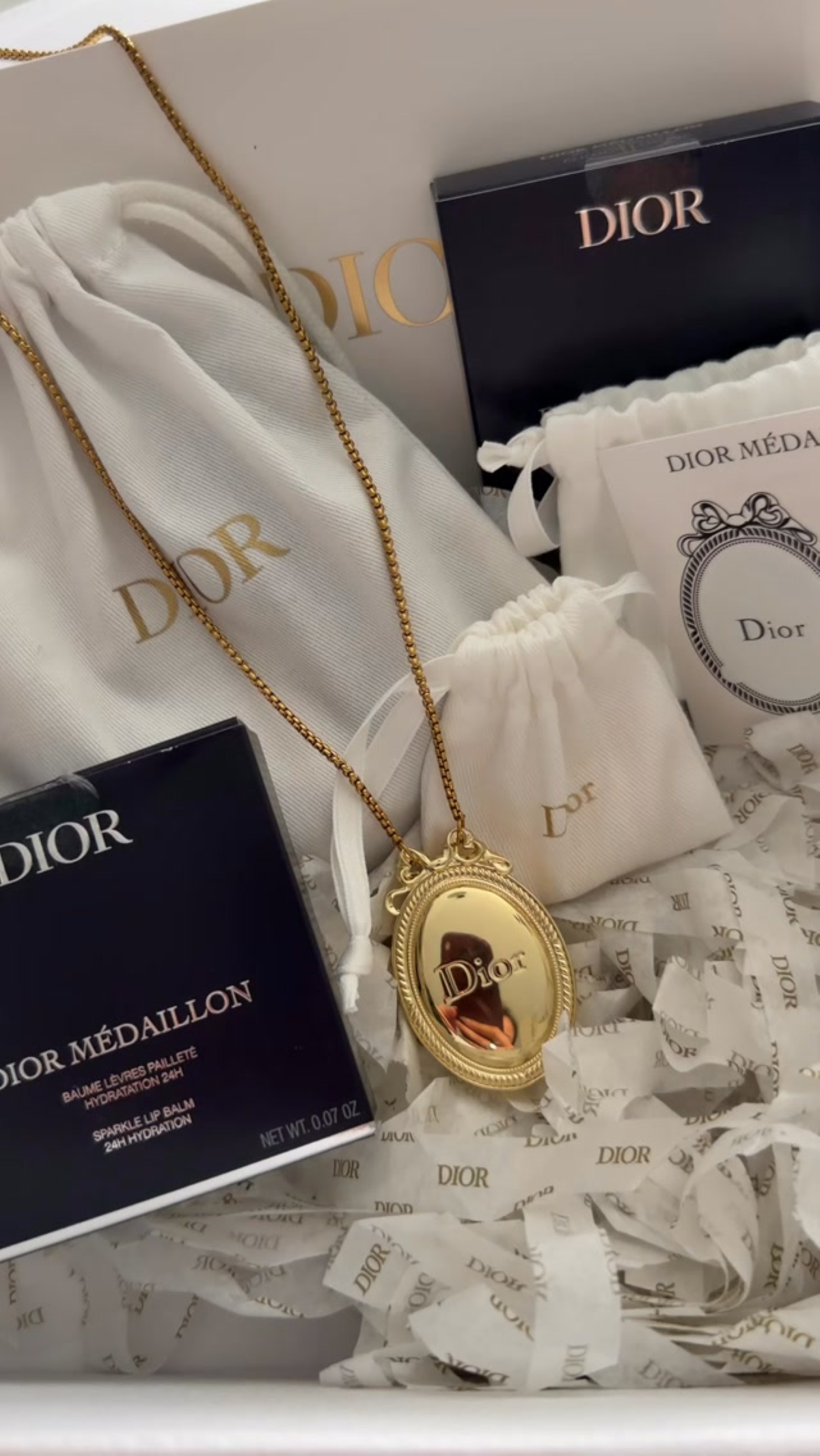 Dior lança lip balm de edição limitada que vira acessório para celular