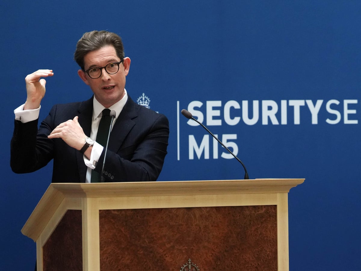 Extremistas de direita estão cada vez mais propensos a considerar ataques terroristas, diz o chefe do MI5