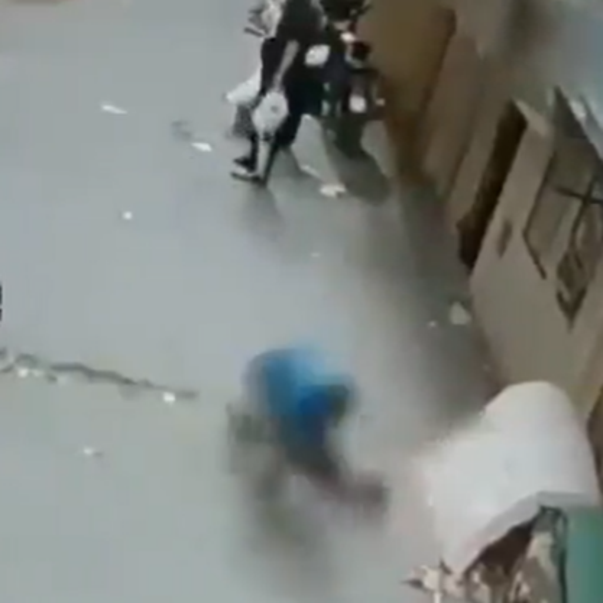 Homem salva criança que caiu de prédio segundos antes de atingir o chão; veja o vídeo