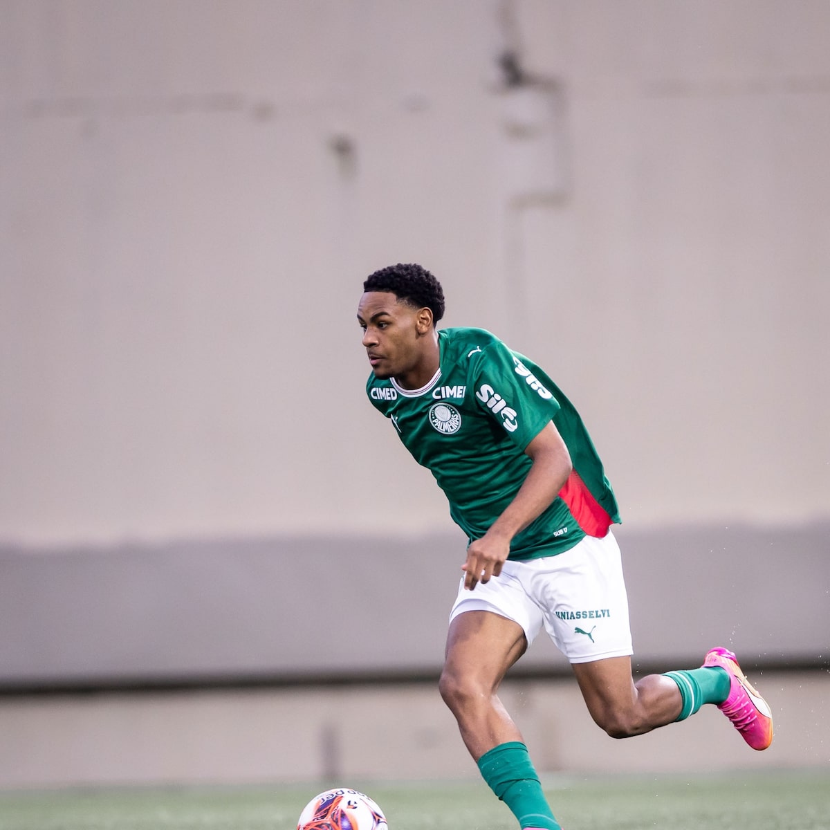 Quem são os jogadores de Palmeiras e Corinthians apontados como maiores promessas do futebol mundial