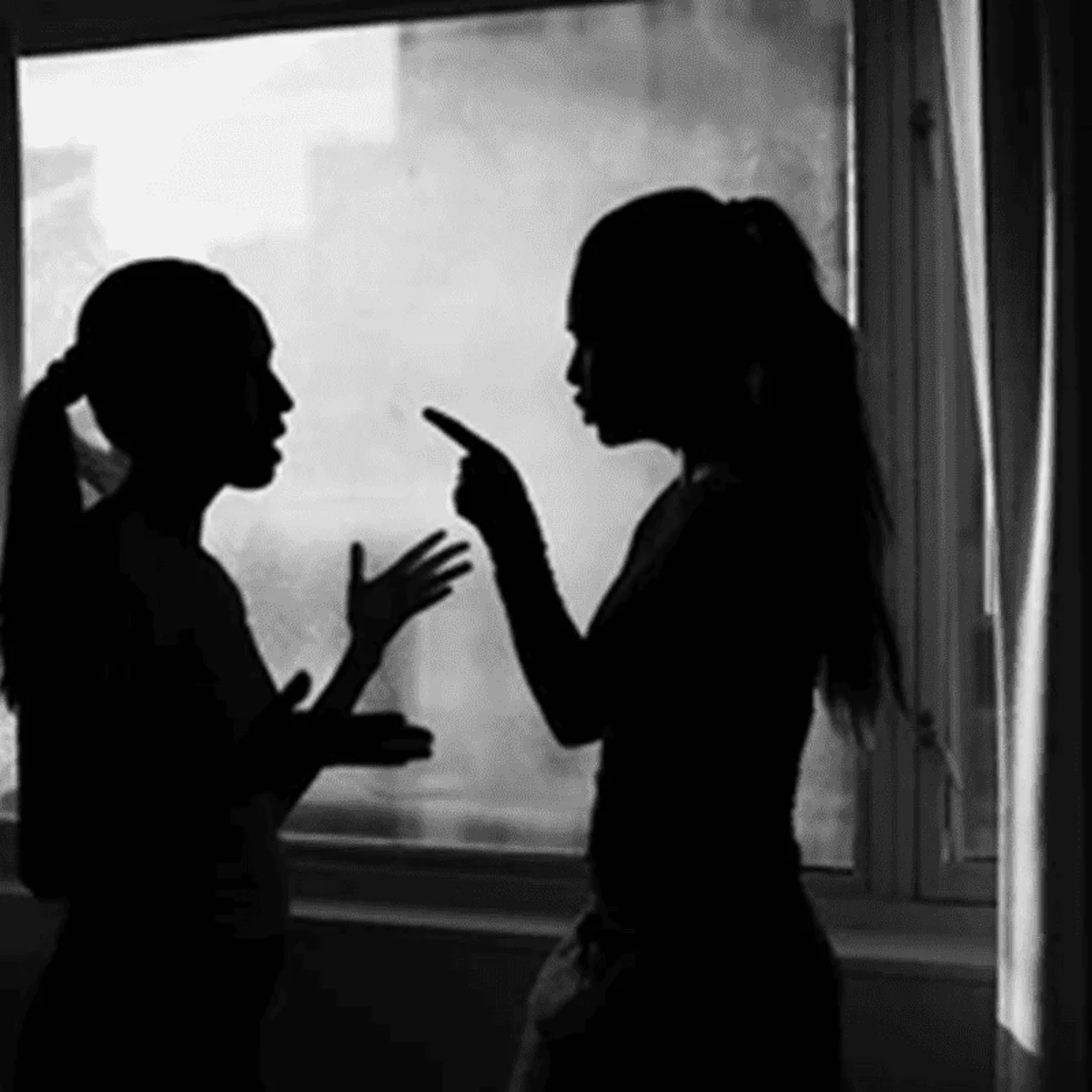 Mulher é condenada a 18 anos por tentar matar companheira durante separação