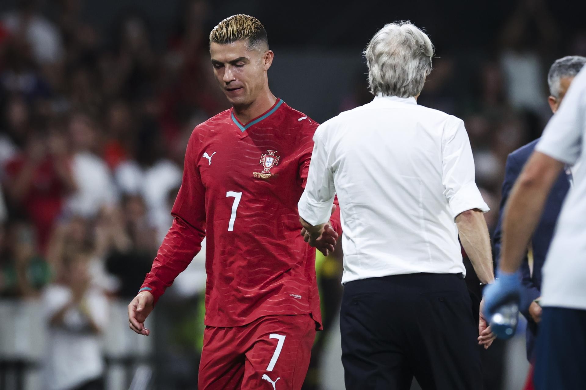 Fã de Cristiano Ronaldo, atacante da Dinamarca rejeita cumprimento e empurra Jorge Jesus