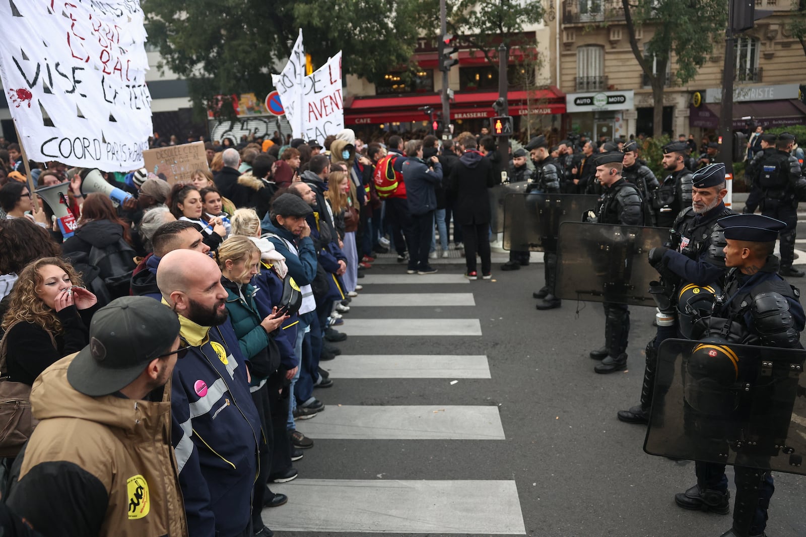 Policiais bloqueiam a rua durante um protesto organizado por coletivos estudantis e sindicatos em Paris