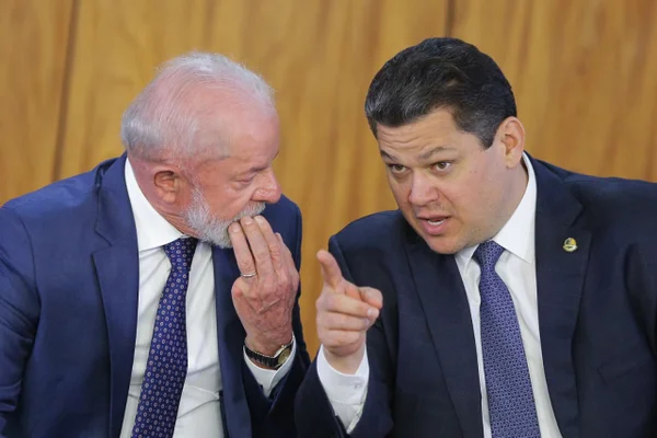 Aliados de Lula temem nova reação de Alcolumbre sobre 6×1 após 1º turno - destaque galeria