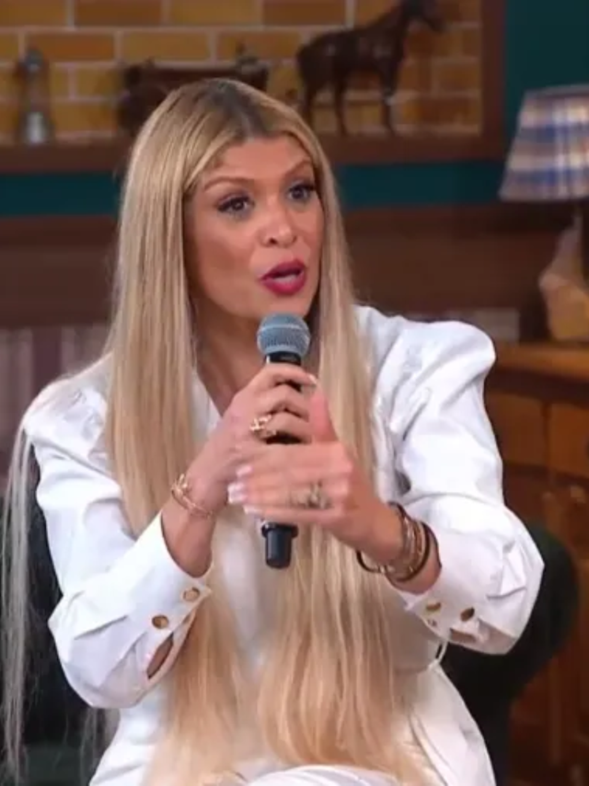 'A Fazenda 18': Adryana Ribeiro bate boca com Carol Lekker após eliminação