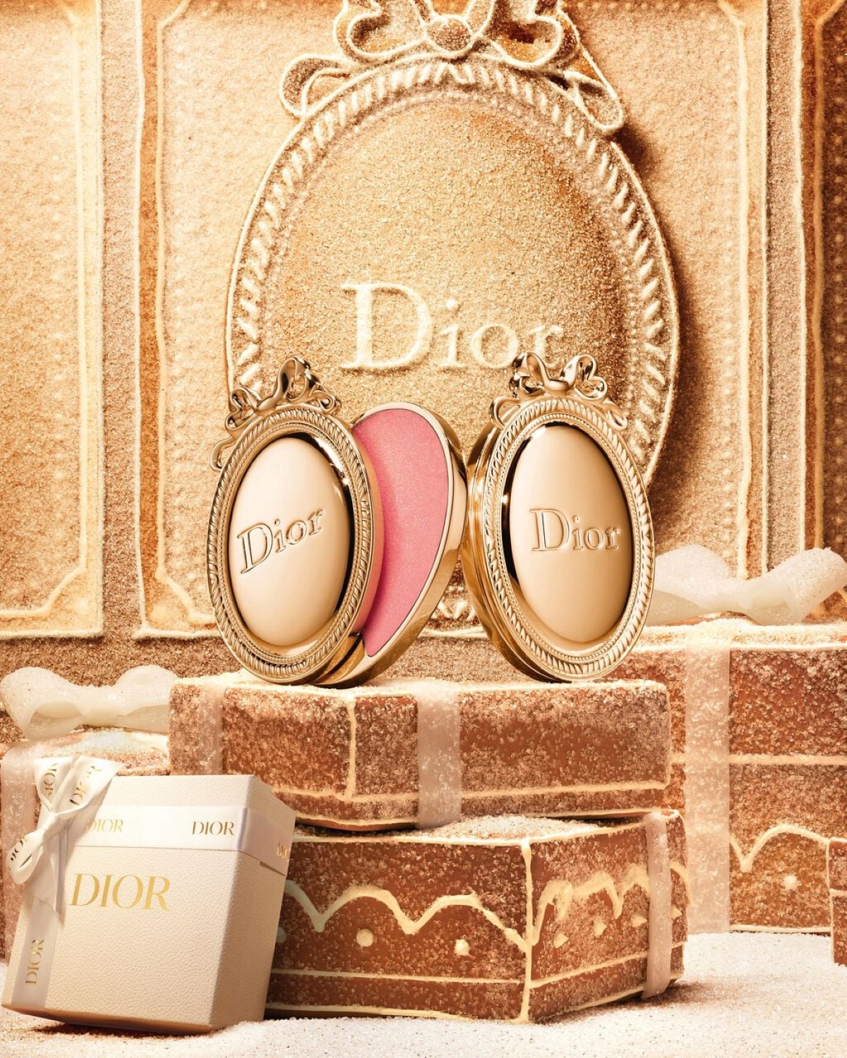 Dior lança lip balm de edição limitada que vira acessório para celular