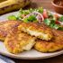 Las tortitas de plátano con queso son una versión más dulce de las de papa