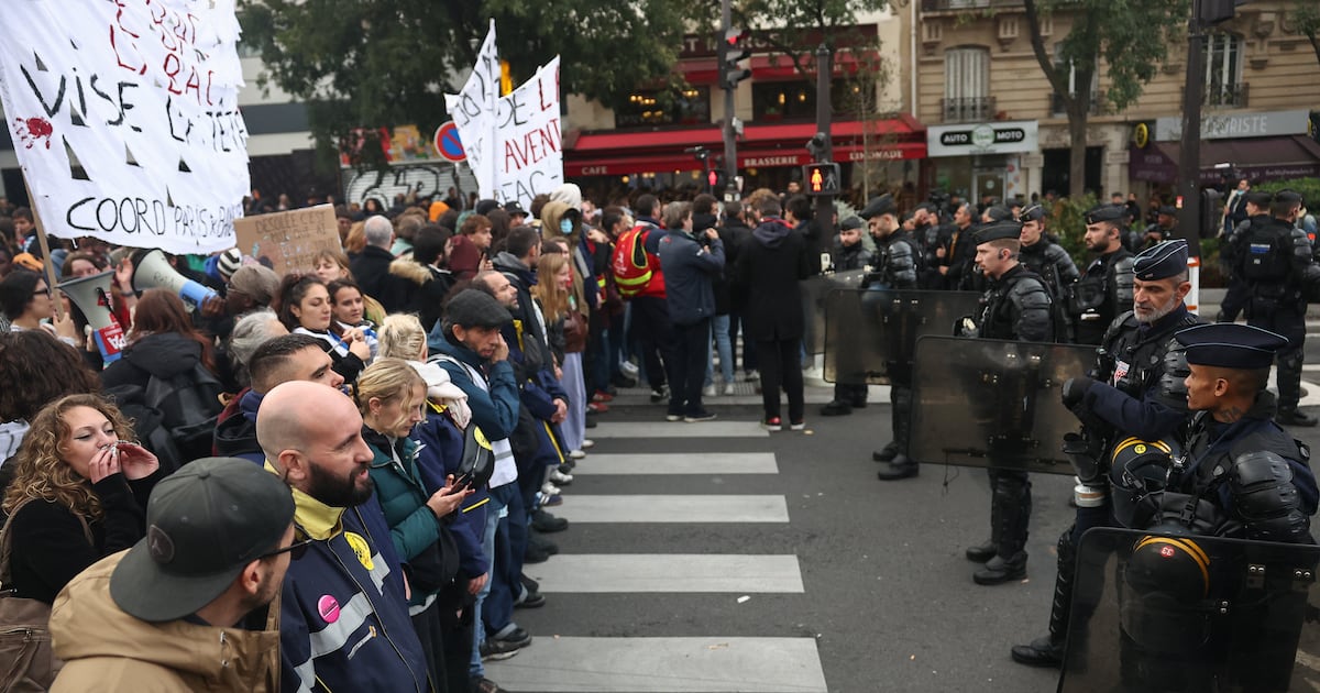Milhares de manifestantes vão às ruas de Paris após Justiça suspender proibição de protestos