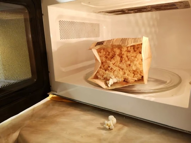 Como limpar o micro-ondas por dentro e tirar o cheiro de comida