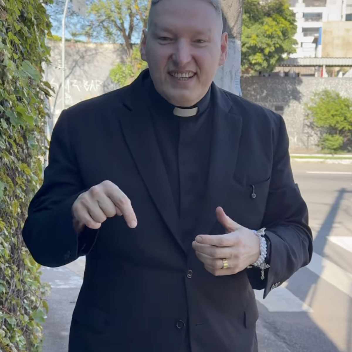 Padre Marcelo Rossi diz que nem a mãe sabe seu voto: 'Deus abençoe'