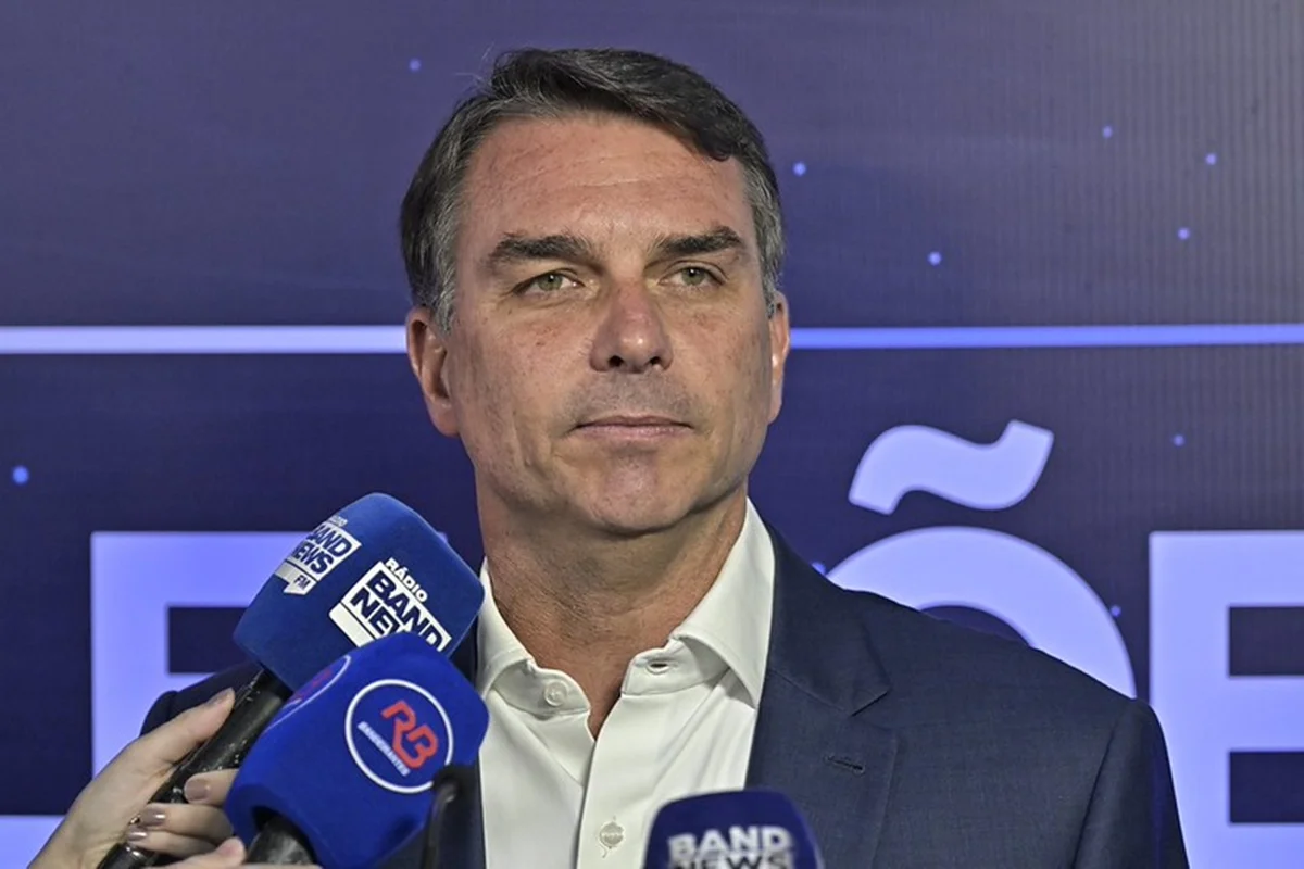 Suposto avião que levaria Flávio está na fronteira, mas não decolou aos EUA