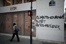 Milhares de manifestantes vão às ruas de Paris após Justiça suspender proibição de protestos