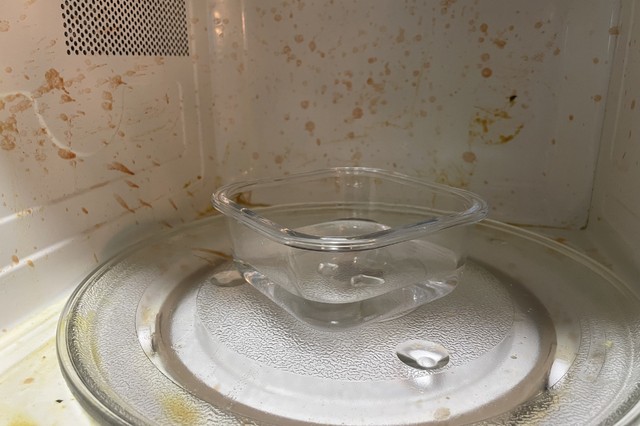 Como limpar o micro-ondas por dentro e tirar o cheiro de comida