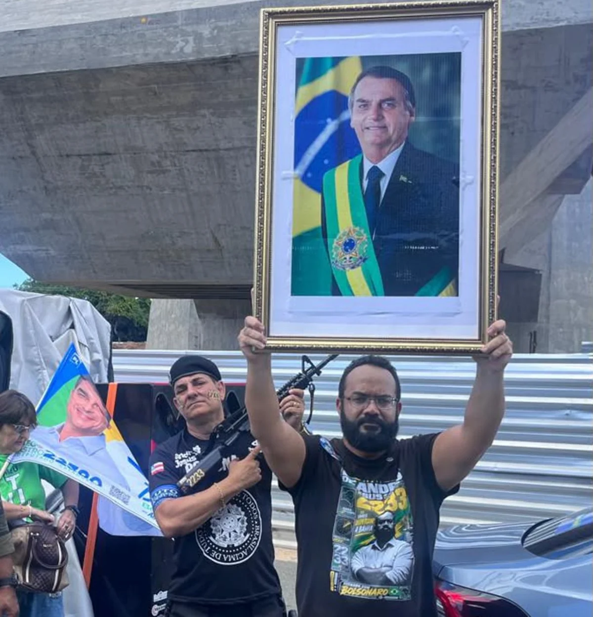 Reta final: ato de vice de Flávio tem fuzil de brinquedo e bandeira dos EUA