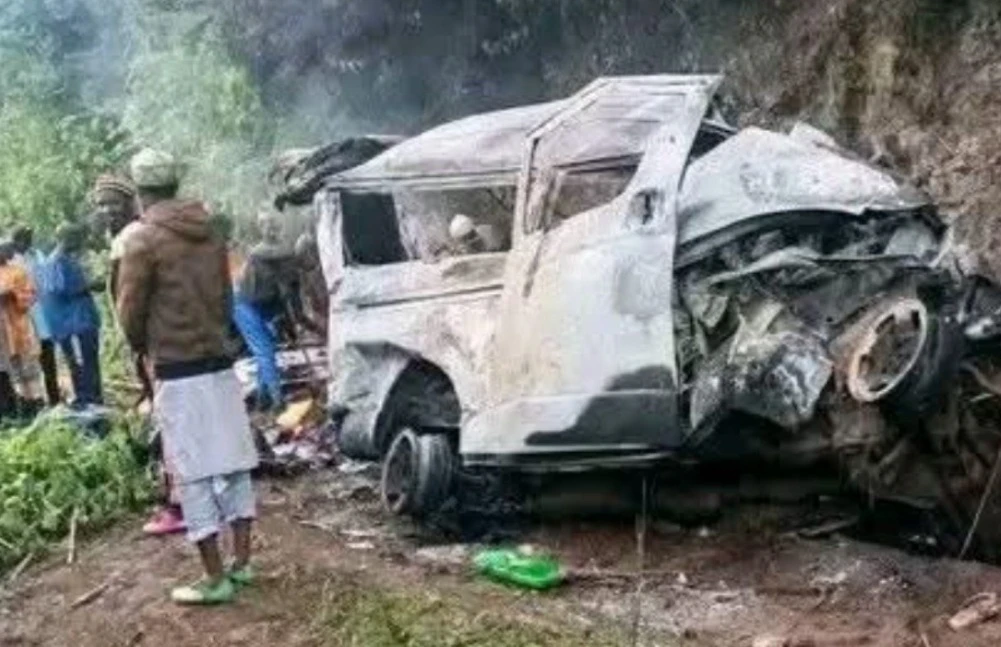 Pelo menos 17 pessoas, a maioria delas peregrinos católicos, foram mortas em um acidente de trânsito numa estrada no Quênia.