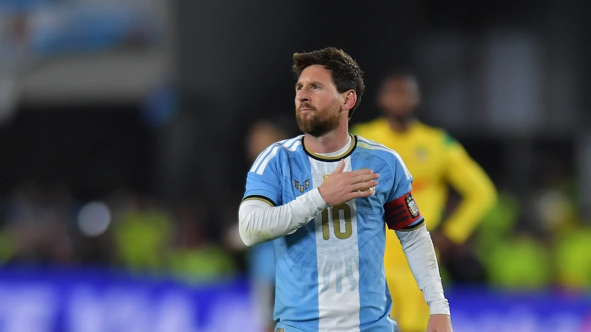 Com assistências e gol, Messi se despede da seleção argentina com vitória