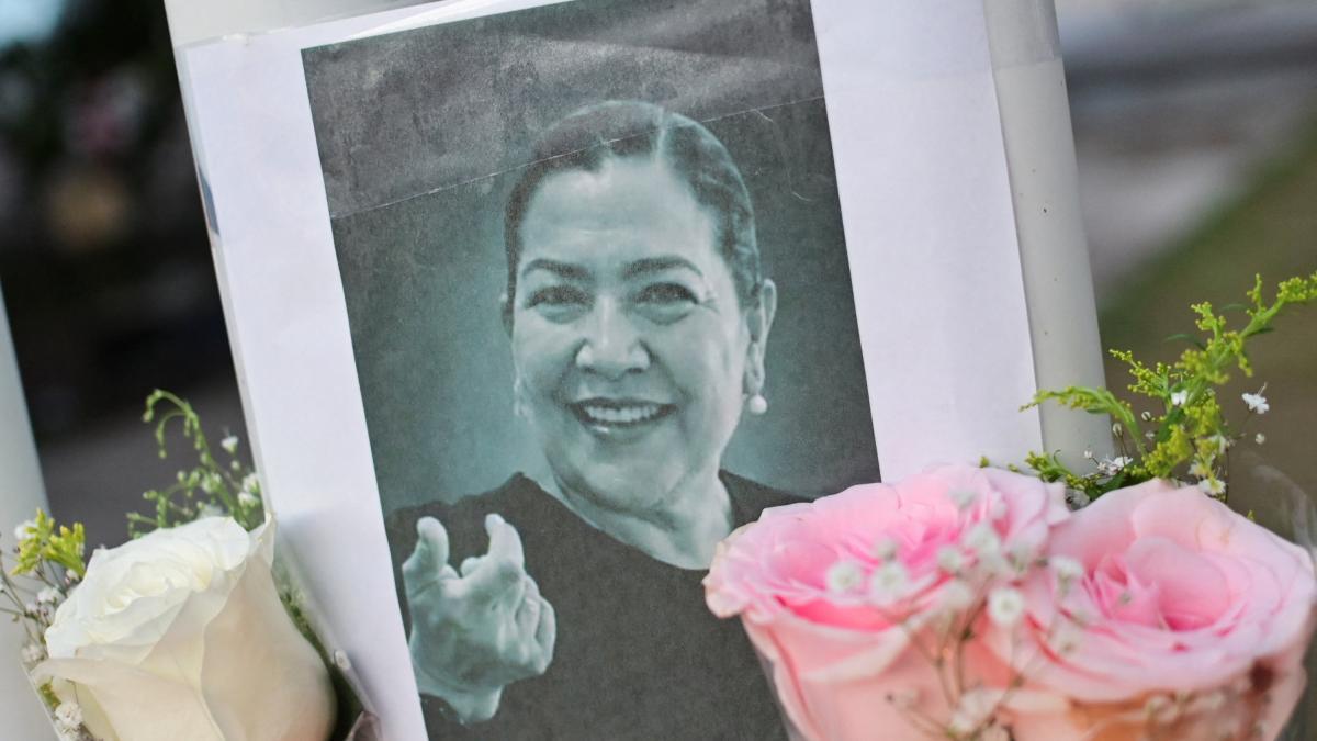 Entre dolor y exigencia de justicia, dan último adiós a subdirectora asesinada en secundaria