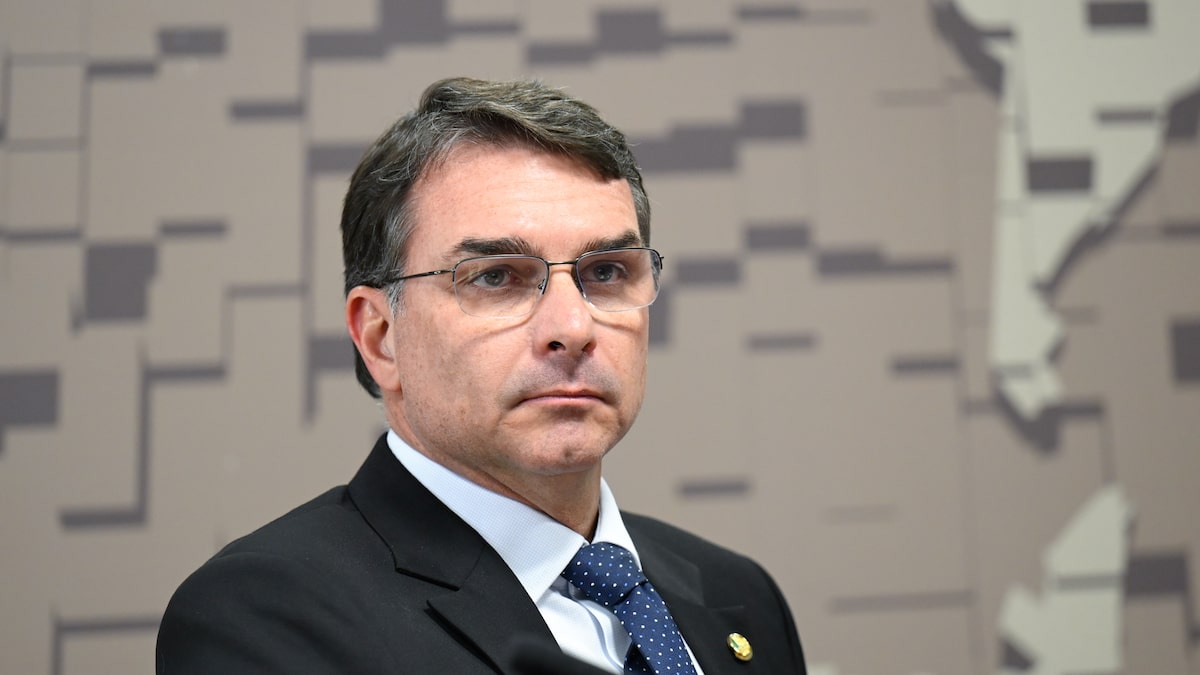 Flávio Bolsonaro pede ao STF que afaste de Dino de casos relacionados a ele, a Lula e às eleições