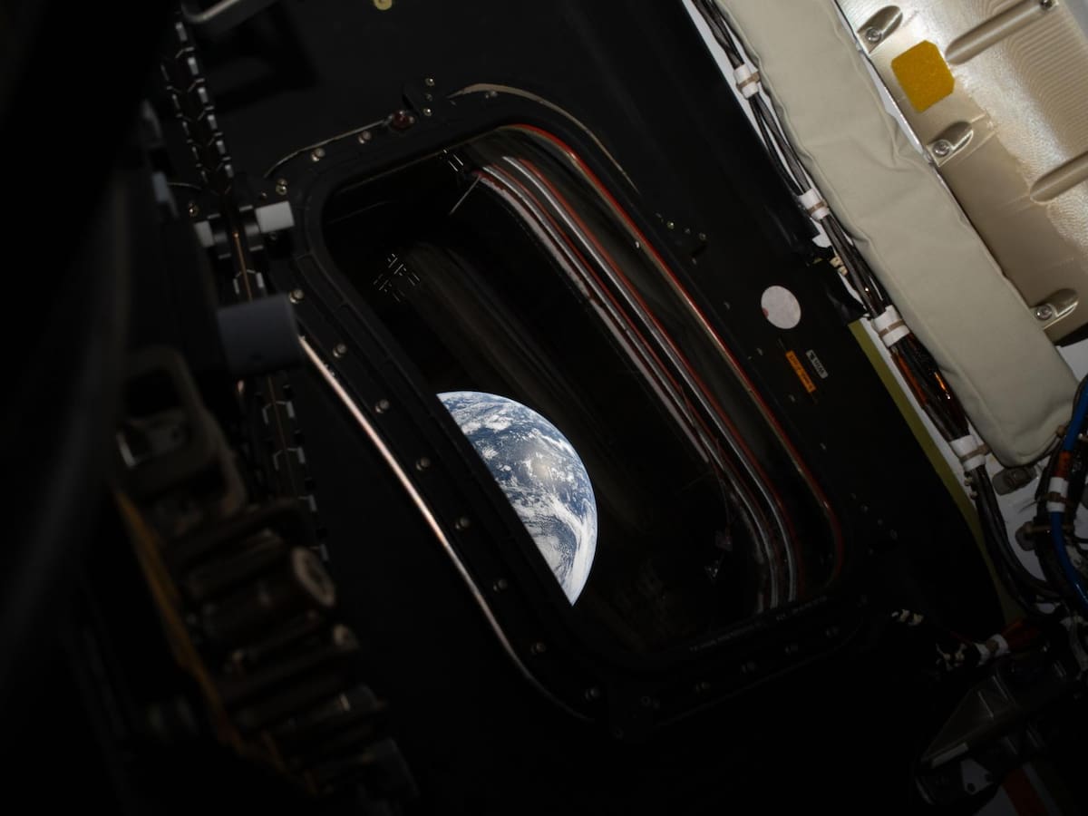 Una vista de la Tierra tomada por el astronauta de la NASA y comandante de Artemis II, Reid Wiseman, desde una de las cuatro ventanas principales de la nave Orion