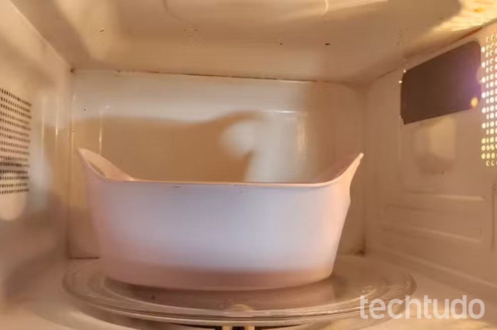 Como limpar o micro-ondas por dentro e tirar o cheiro de comida